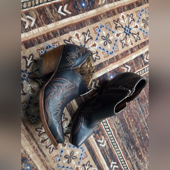 Ariat Jolene Black and Brown Ankle Boots NWT 8.5 - Picture 4 of 6